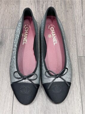 CHANEL NEW 2026 SILVER LEATHER BLACK GROSGRAIN CAPTOE BALLET FLATS size 39 BLAZY